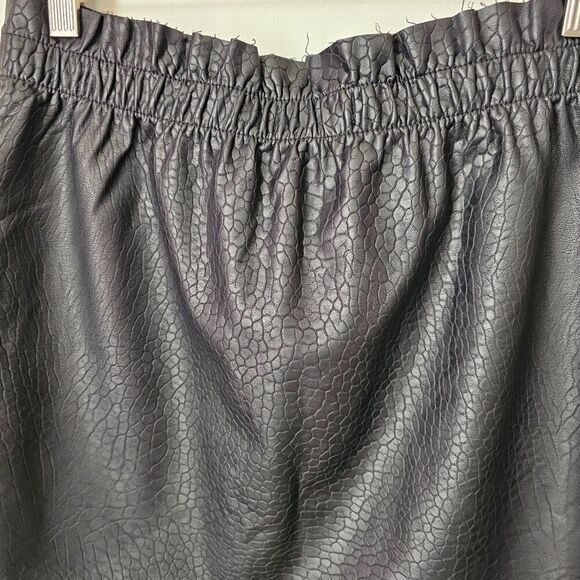 NWT VERO MODA RILEY BLACK FAUX PEBBLE LEATHER MINI SKIRT SIZE M - Picture 3 of 15